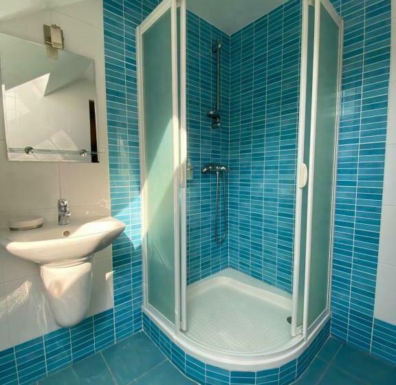 غرفة قياسية ثلاثية, Chata Jahodná