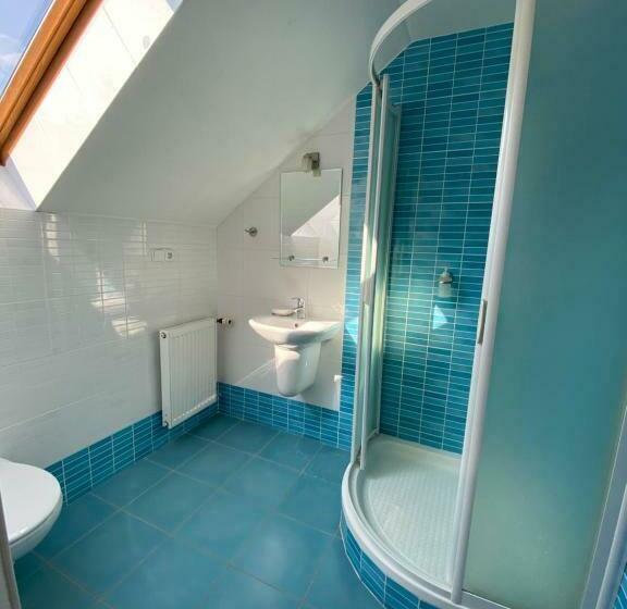 غرفة قياسية ثلاثية, Chata Jahodná