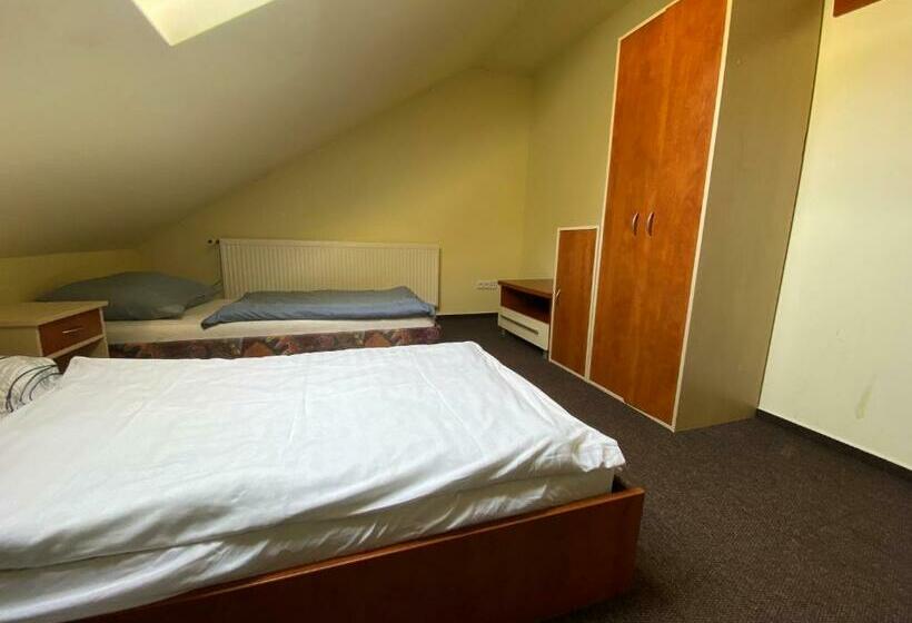 غرفة قياسية ثلاثية, Chata Jahodná