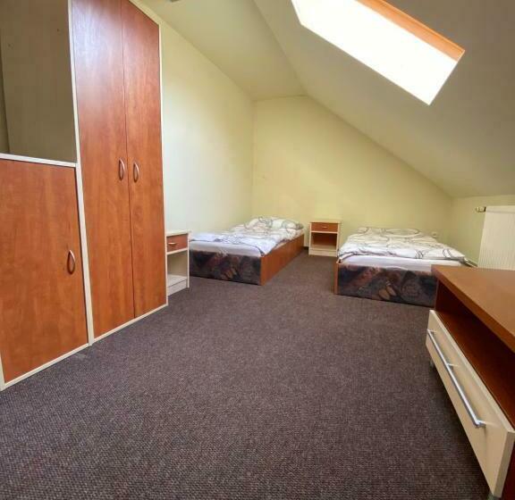 غرفة قياسية ثلاثية, Chata Jahodná