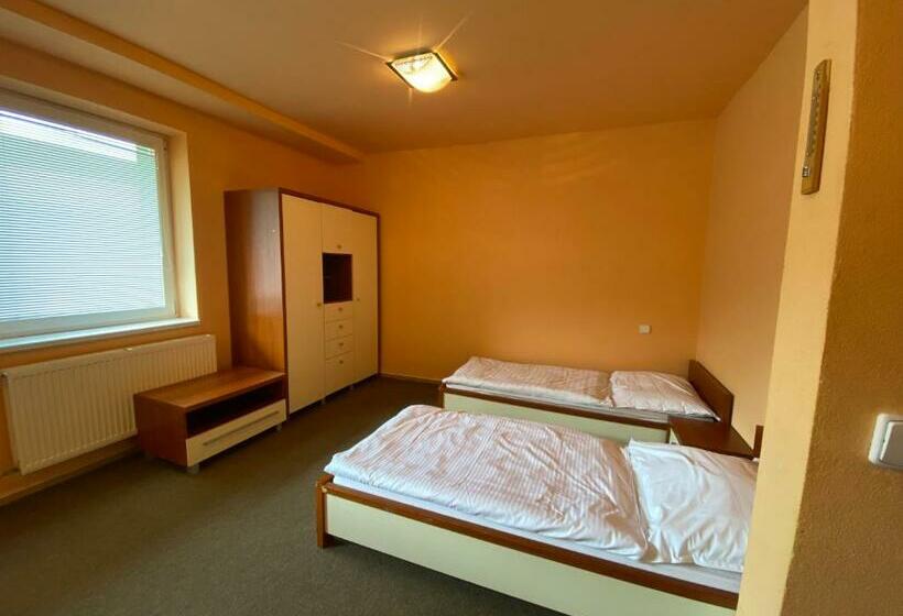 شقة غرفتين, Chata Jahodná