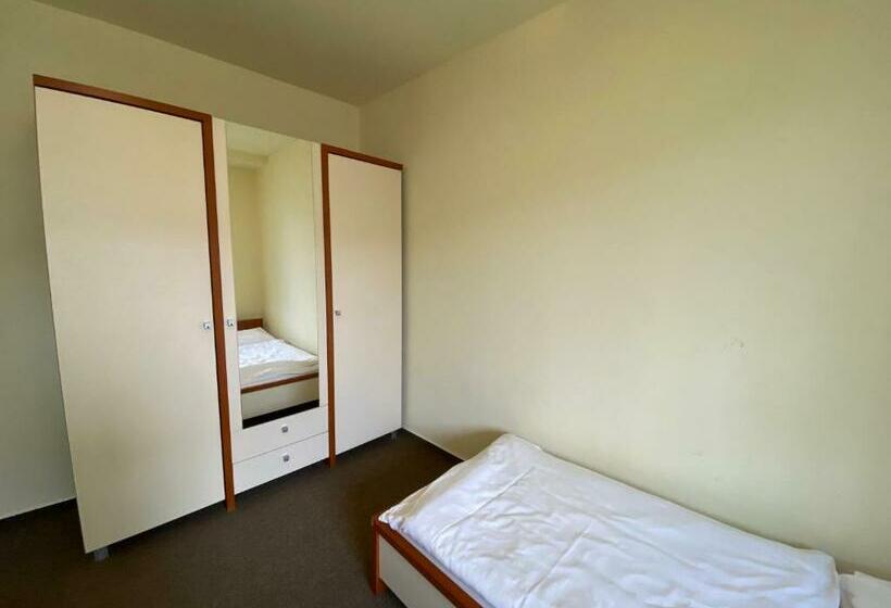 شقة غرفتين, Chata Jahodná