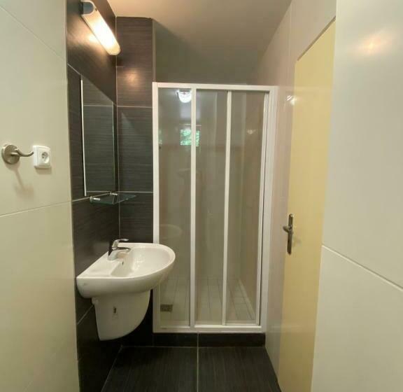 شقة غرفتين, Chata Jahodná