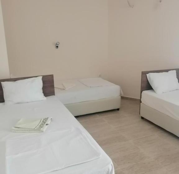 חדר סטנדרט לשלושה עם טרסה, хотел здравец