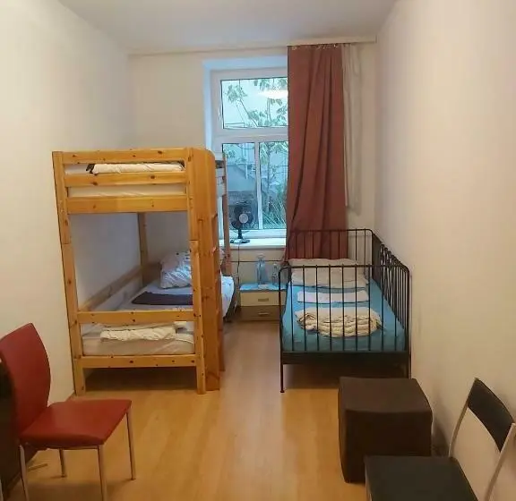 اتاق استاندارد سه تخته با سرویس بهداشتی مشترک, Hostel Wieden