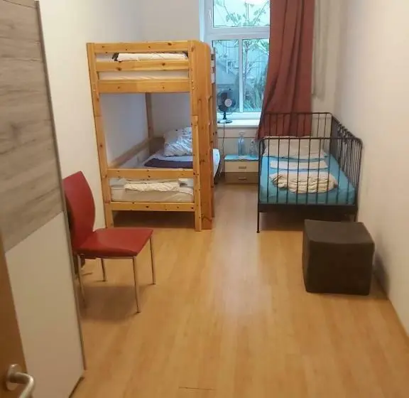 اتاق استاندارد سه تخته با سرویس بهداشتی مشترک, Hostel Wieden