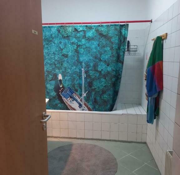 اتاق استاندارد سه تخته با سرویس بهداشتی مشترک, Hostel Wieden