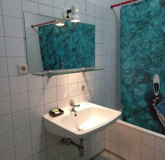 اتاق استاندارد سه تخته با سرویس بهداشتی مشترک, Hostel Wieden