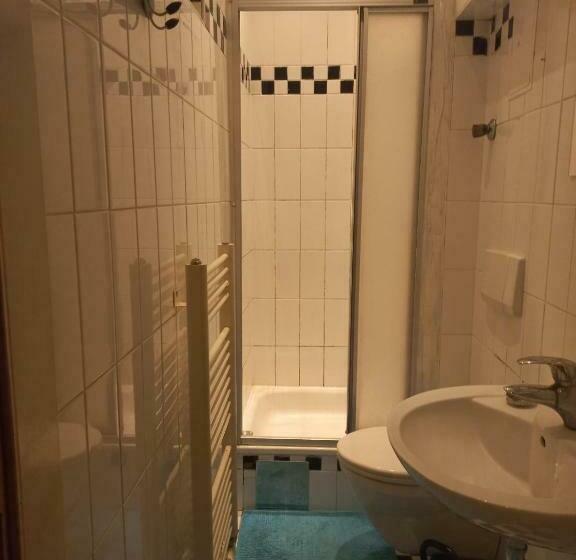 اتاق استاندارد سه تخته با سرویس بهداشتی مشترک, Hostel Wieden