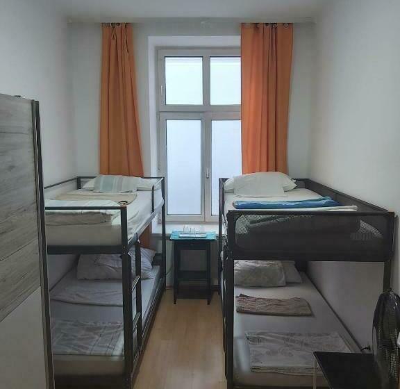 اتاق استاندارد چهارنفره با سرویس بهداشتی مشترک, Hostel Wieden