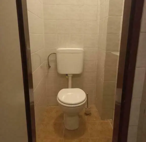 اتاق استاندارد چهارنفره با سرویس بهداشتی مشترک, Hostel Wieden