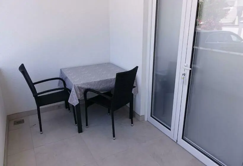 اتاق استاندارد سه تخته با بالکن, Adla Apartmani