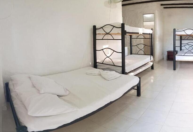 חדר משפחתי, Centro Recreacional Villa Clarita