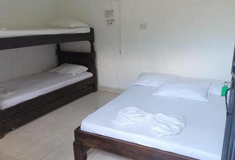 חדר משפחתי, Centro Recreacional Villa Clarita