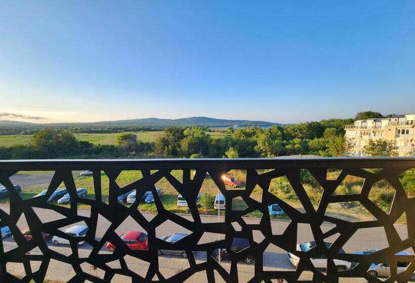 패밀리 룸, Lotus