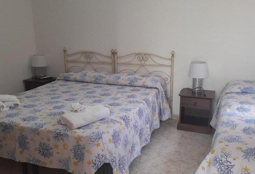 اتاق استاندارد سه نفره, La Caletta