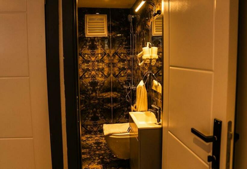 Camera Economy, Ck Palace