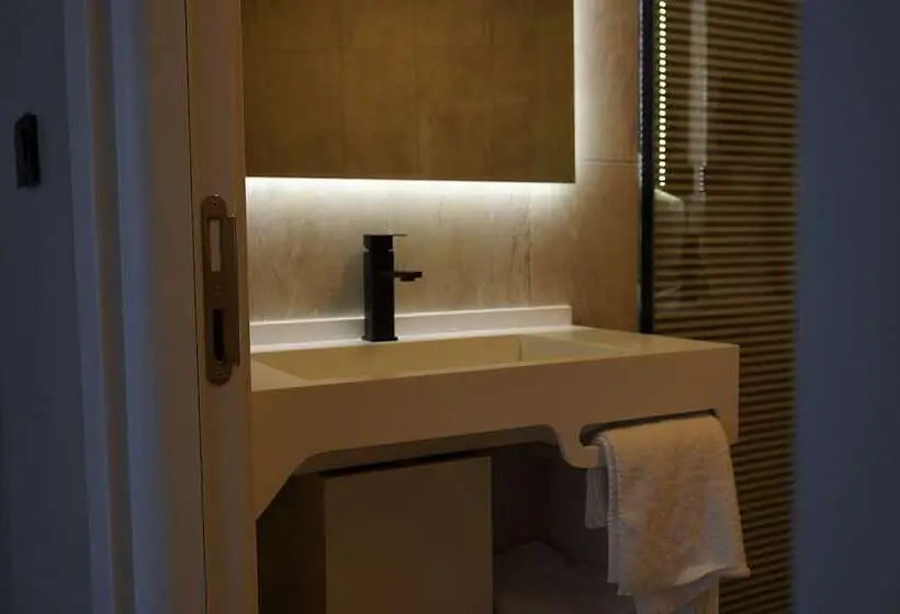 Habitació Estàndard, Midis Otel