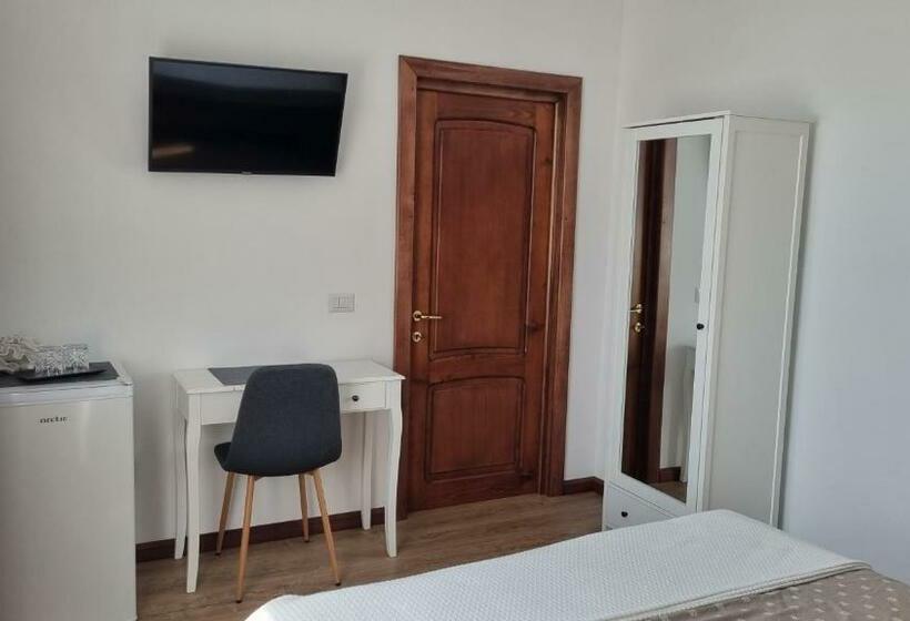 标准间, Denisa House