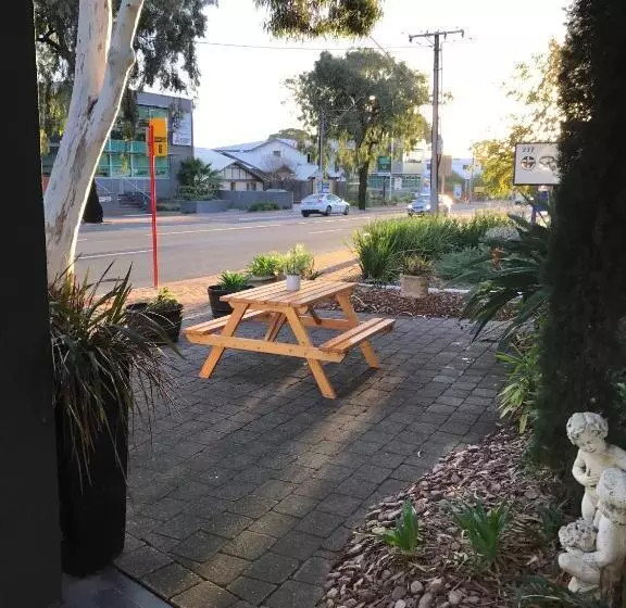 スタンダードスタジオ, Hello Adelaide Motel And Apartments