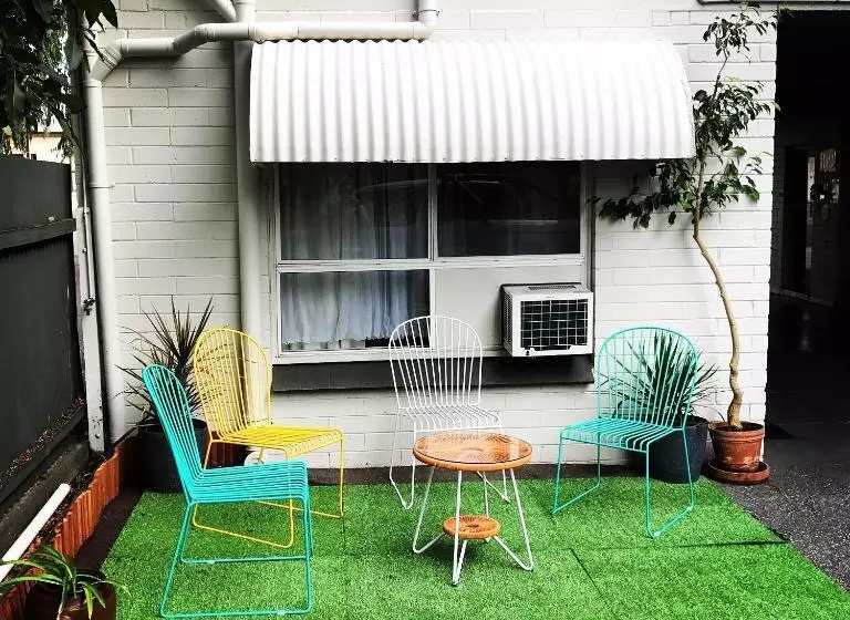 スタンダードスタジオ, Hello Adelaide Motel And Apartments