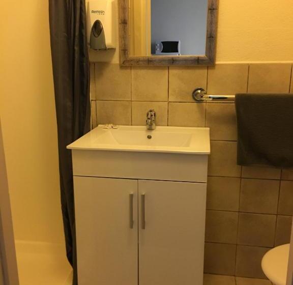 スタンダードスタジオ, Hello Adelaide Motel And Apartments