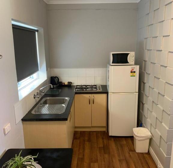 スタンダードスタジオ, Hello Adelaide Motel And Apartments
