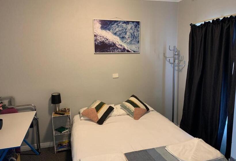 스탠다드 스튜디오, Hello Adelaide Motel And Apartments
