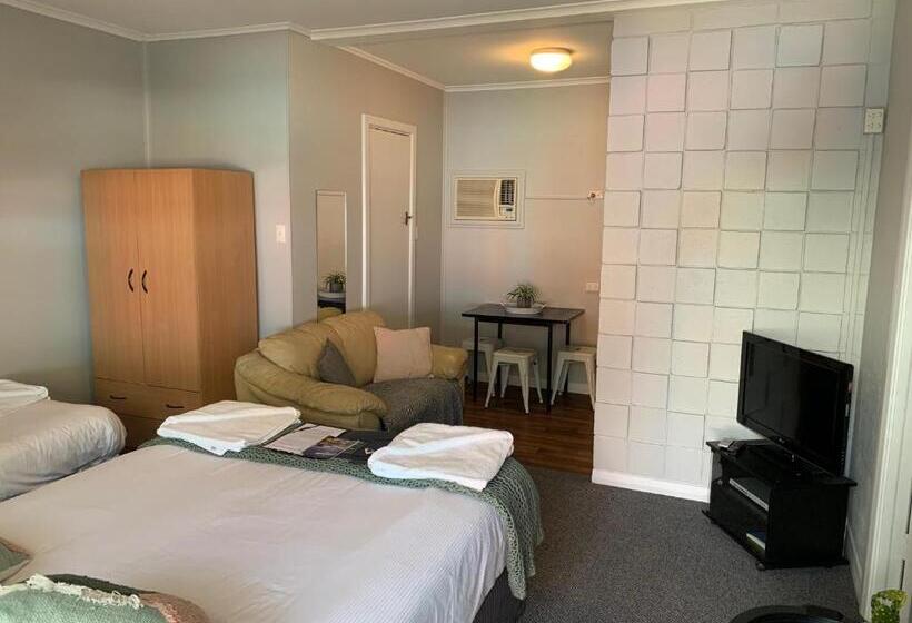 スタンダードスタジオ, Hello Adelaide Motel And Apartments
