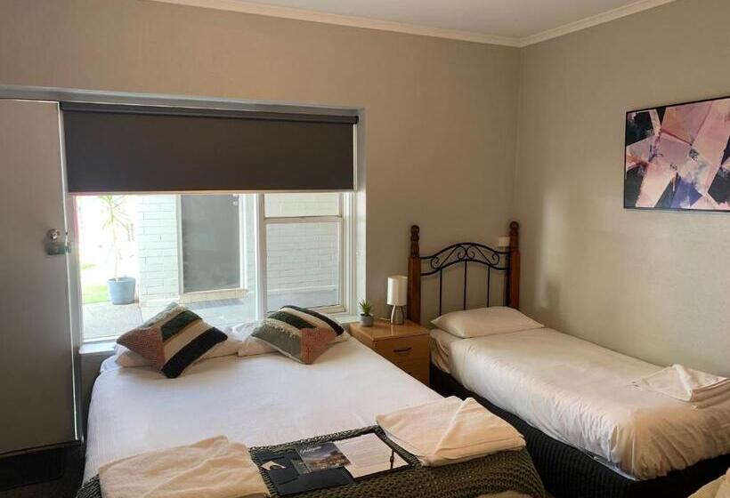 スタンダードスタジオ, Hello Adelaide Motel And Apartments
