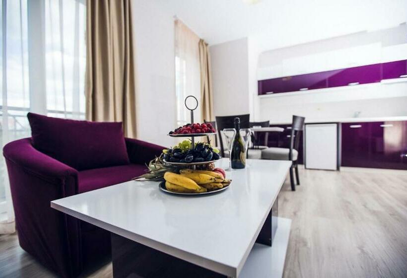 شقة غرفة واحدة, Avenue Deluxe