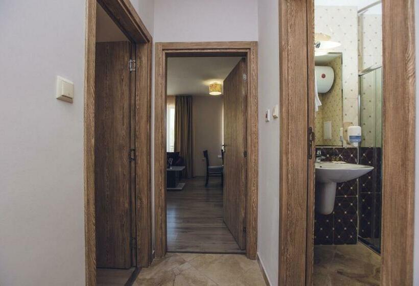شقة غرفة واحدة, Avenue Deluxe