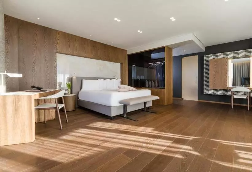 اتاق لوکس با چشم‌انداز شهر, Maritim Hotel Plaza Tirana