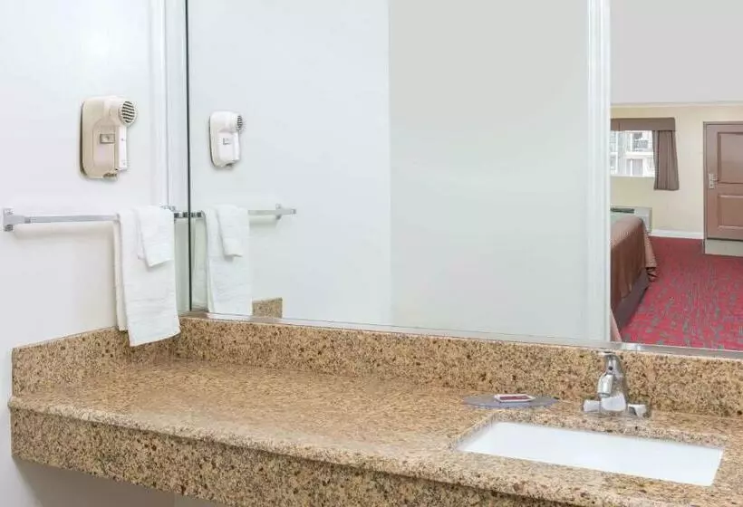 Standard-huone King-vuode, Travelodge Inn & Suites By Wyndham Bell Los Angeles Area