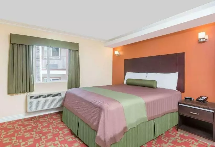 Standard-huone King-vuode, Travelodge Inn & Suites By Wyndham Bell Los Angeles Area