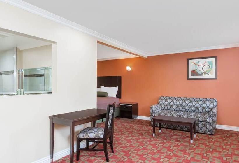Люкс, Travelodge Inn & Suites By Wyndham Bell Los Angeles Area