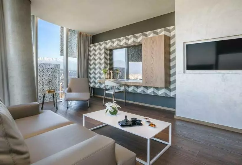 سوییت, Maritim Hotel Plaza Tirana