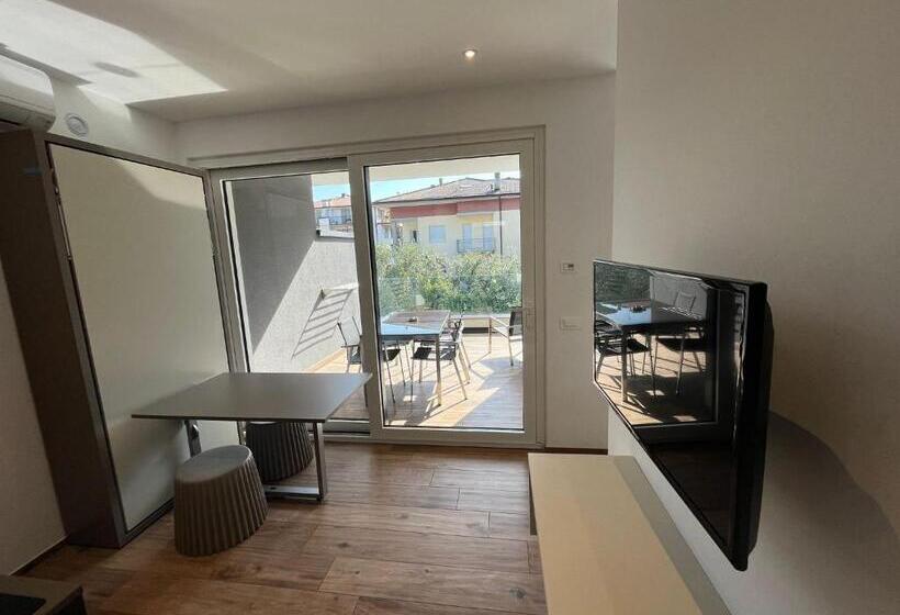 إستوديو قياسى, Riva Lake Lodge