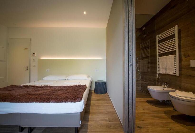 غرفة قياسية مزوَّدة بشُرفة, Riva Lake Lodge