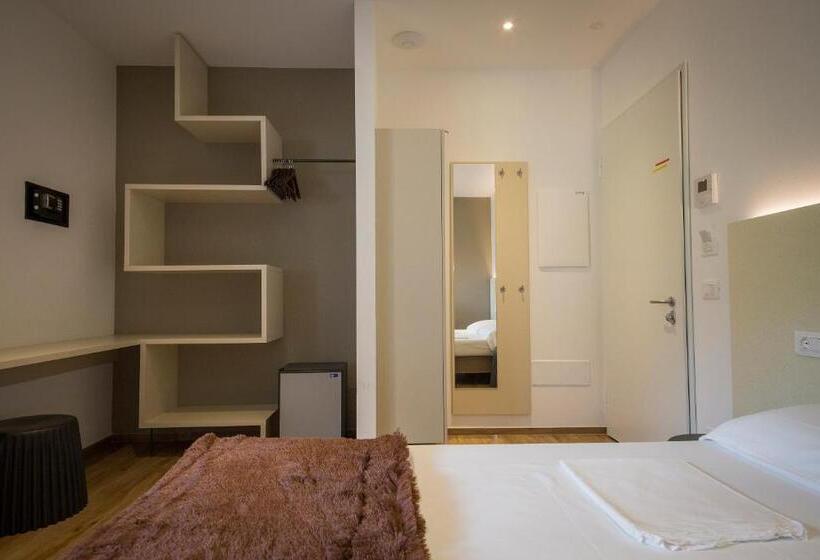 غرفة قياسية مزوَّدة بشُرفة, Riva Lake Lodge