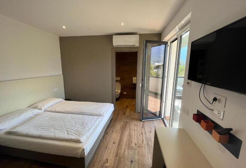 غرفة قياسية مزوَّدة بشُرفة, Riva Lake Lodge