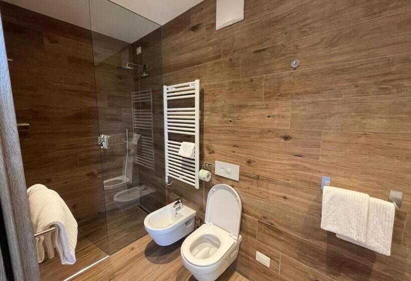 غرفة قياسية مزوَّدة بشُرفة, Riva Lake Lodge