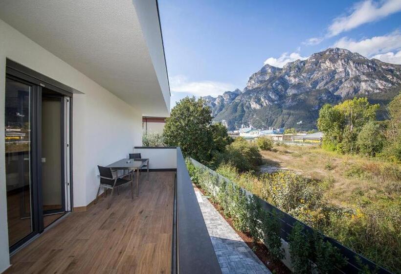 غرفة قياسية مزوَّدة بشُرفة, Riva Lake Lodge