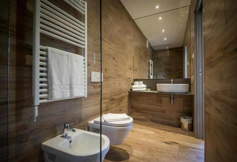 غرفة قياسية مزوَّدة بشُرفة, Riva Lake Lodge