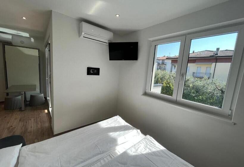 Standard-studio, Riva Lake Lodge