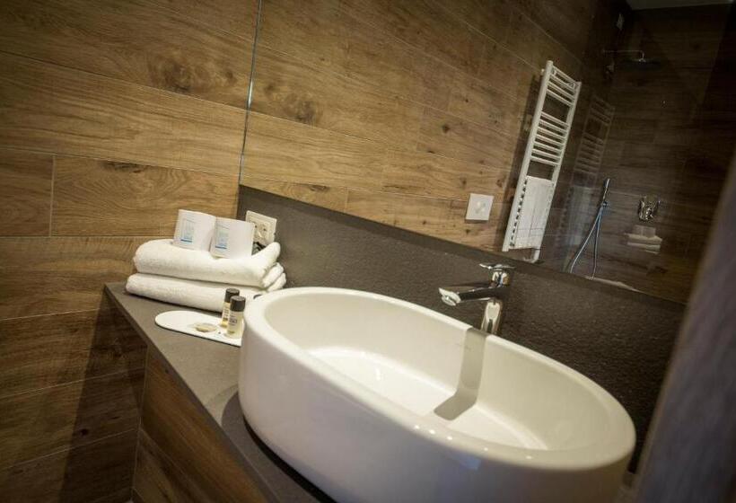 غرفة قياسية مزوَّدة بشُرفة, Riva Lake Lodge