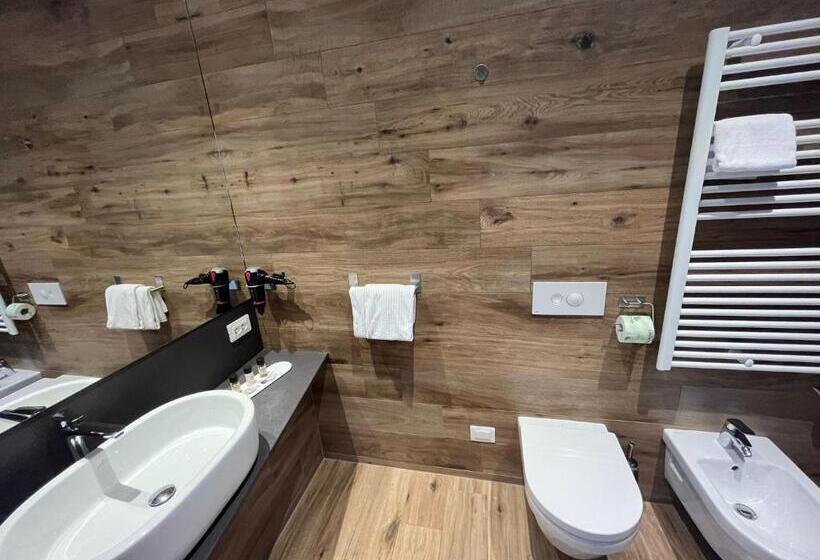 غرفة قياسية مزوَّدة بشُرفة, Riva Lake Lodge