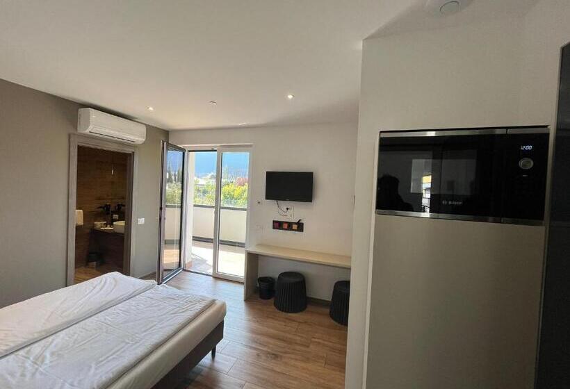 غرفة قياسية مزوَّدة بشُرفة, Riva Lake Lodge