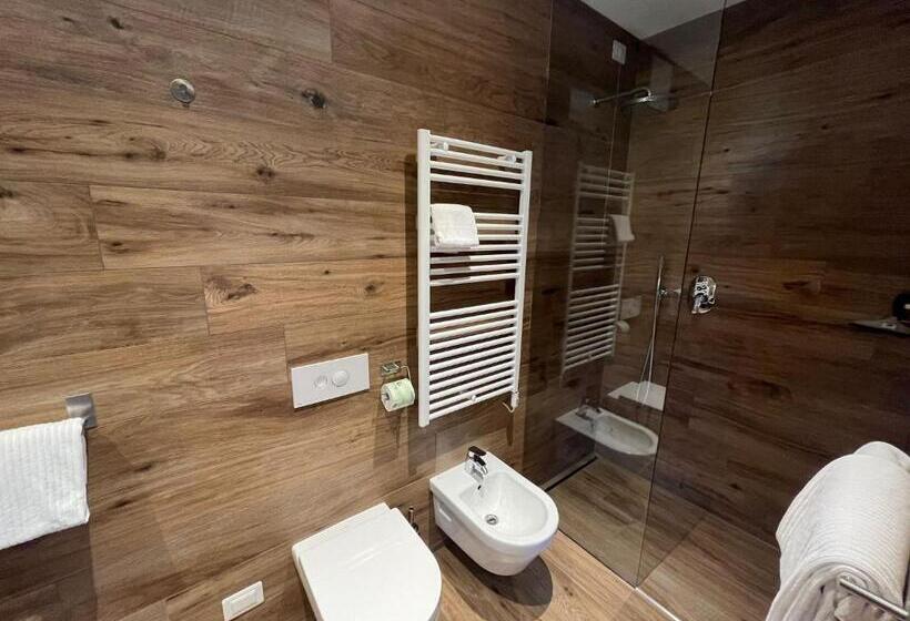 غرفة قياسية مزوَّدة بشُرفة, Riva Lake Lodge