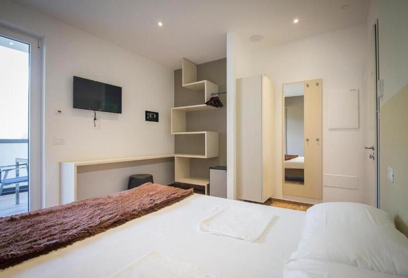 غرفة قياسية مزوَّدة بشُرفة, Riva Lake Lodge